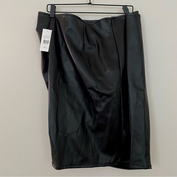 Fashion to Figure Faux Leather Ruched Skirt - Size: 4 - NWT - Picture 3 of 8